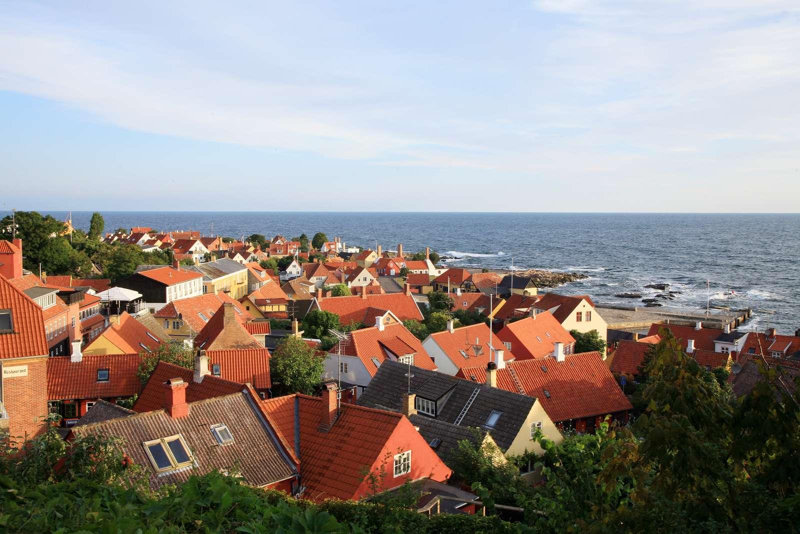 hustage med hav i horisonten