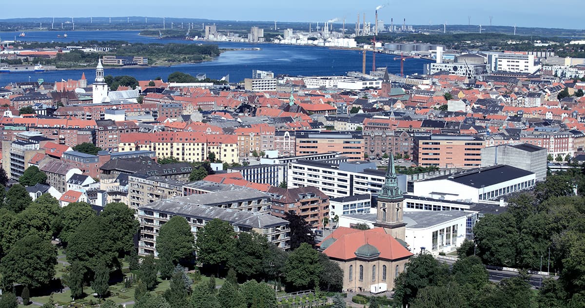 Bygninger med lejligheder og vand i horisonten