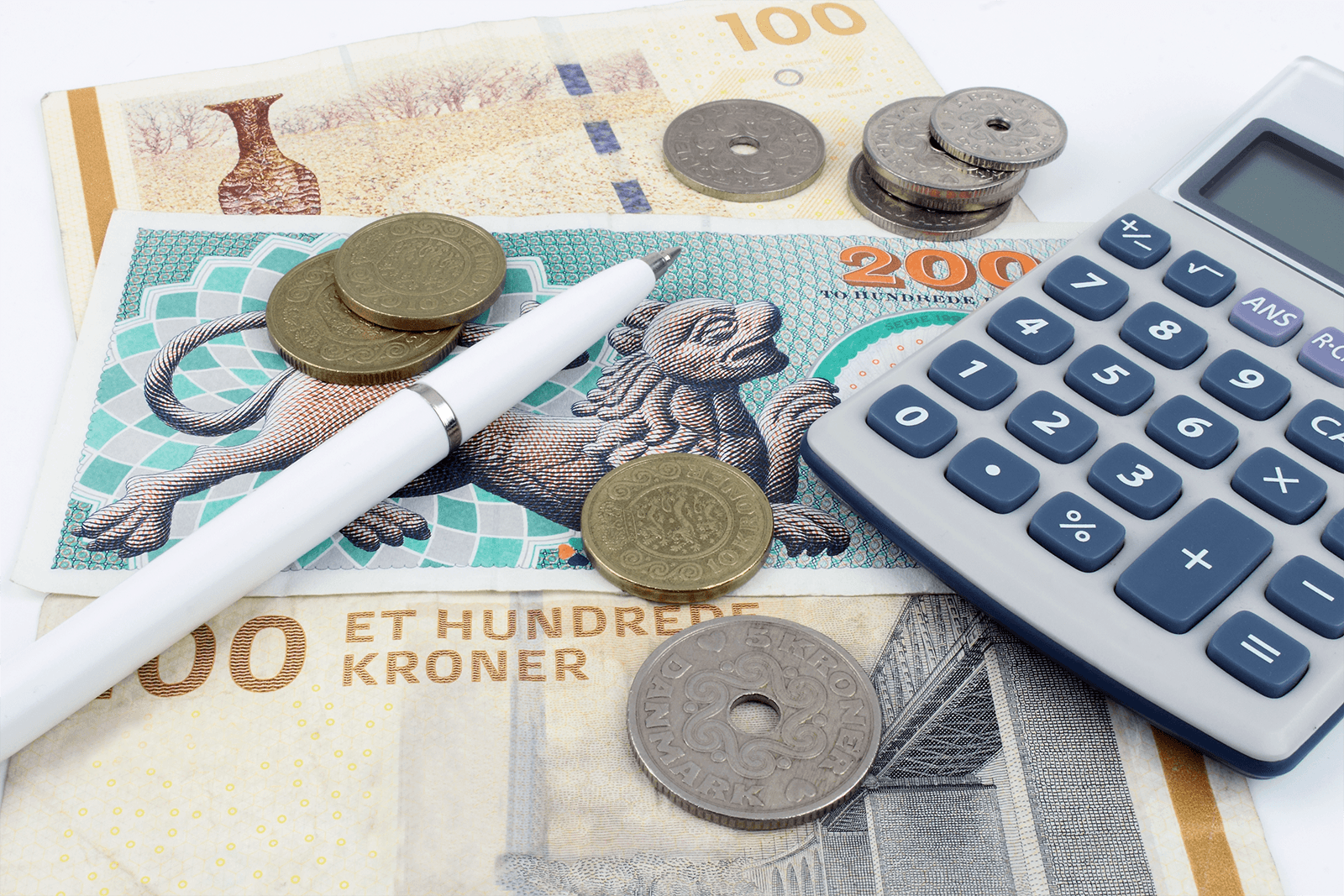 danske pengesedler og mønter. En kuglepen og en lommeregner.