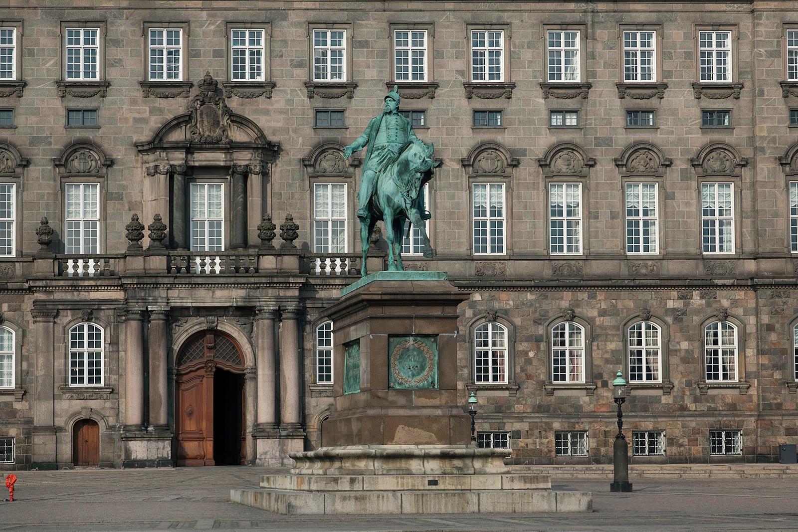 Christiansborg med rytterstatuen af Frederik den syvende